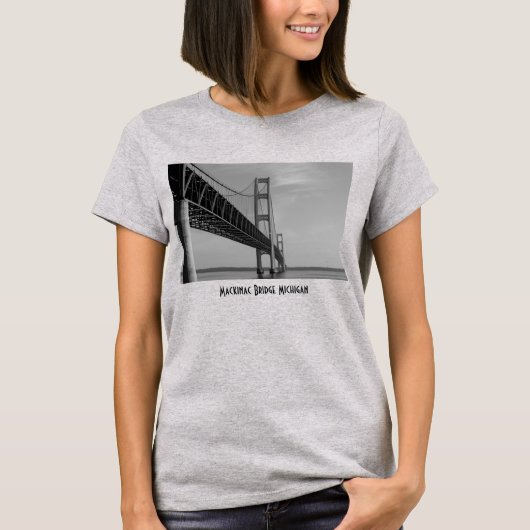 Mackinac BridgeグレースケールTシャツに沿って Tシャツ (正面)