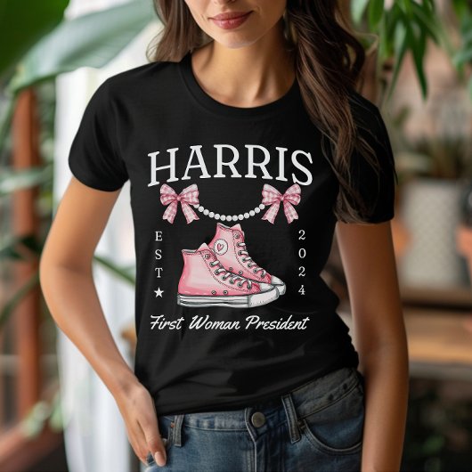 Madam President Harris 2024 Sneakers and Pearls Tシャツ