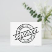Made In Coloradoスタンプスタイルロゴシンボルブラック ポストカード (スタンド正面)