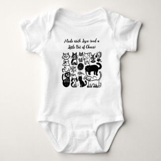 Made with Love & Chaos» おもしろいベビーTシャツ – かわいい ベビーボディスーツ