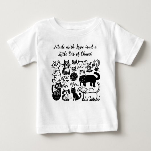 Made with Love & Chaos» おもしろいベビーTシャツ – かわいい ベビーTシャツ (正面)