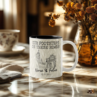 Madrid skyline couple — beige leaf background ツートーンマグカップ