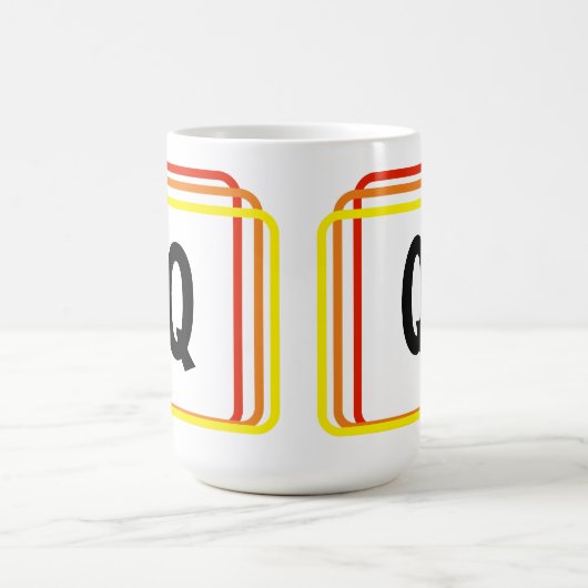 Mag – 単純化された幾何学的な形状とイニシャル コーヒーマグカップ (中央)