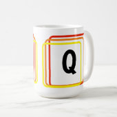 Mag – 単純化された幾何学的な形状とイニシャル コーヒーマグカップ (正面右)