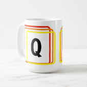 Mag – 単純化された幾何学的な形状とイニシャル コーヒーマグカップ (正面左)