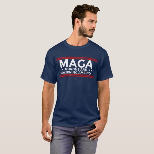 MAGAの愚か者は政治アメリカを支配しています Tシャツ (正面フル)