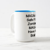 MAGAはゾンビから安全：MAGAには脳がない ツートーンマグカップ (正面左)