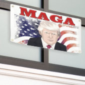 MAGAアメリカ国旗のトランプ赤文字 横断幕 (ビルの外側)