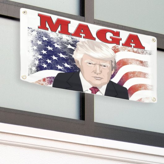 MAGAアメリカ国旗のトランプ赤文字 横断幕 (ビルの外側)