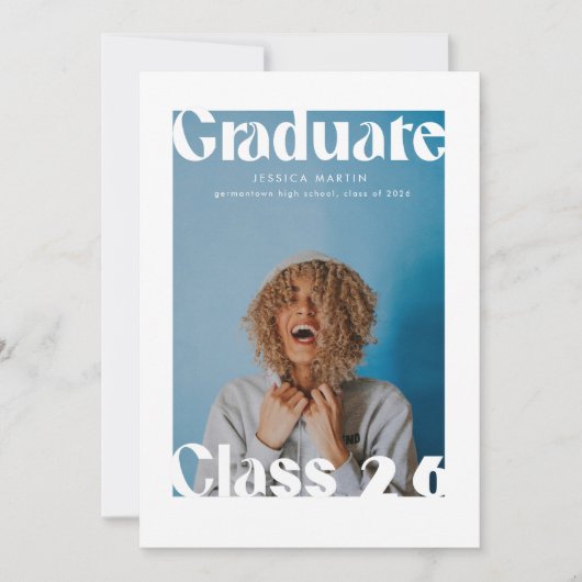 Magazine Inspired Cover Bold Grad Announcement 招待状 (正面)