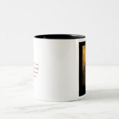 Maggie: 目を見開いた青年 ツートーンマグカップ (中央)