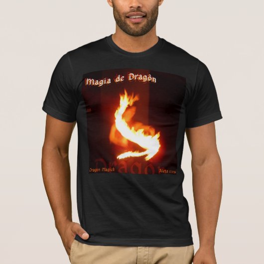 Magia de Dragonの~のドラゴンのマジックのFireplayのデザイン Tシャツ (正面)