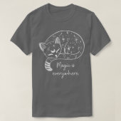 Magic Is Everywhere Mystical Cat Witch Vibes Hallo Tシャツ (デザイン正面)