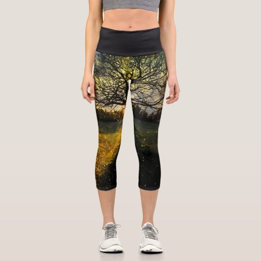 Magical fireflies dreamy landscape カプリレギンス (正面)