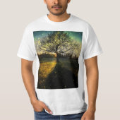 Magical fireflies dreamy landscape tシャツ (正面)