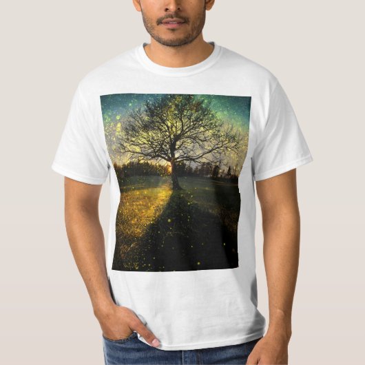 Magical fireflies dreamy landscape tシャツ (正面)