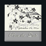 Magnoliaブランチ黒い灰色の結婚式Save the Date マグネット<br><div class="desc">Magnolia branch black gray's カスタム結婚マグネットを保存し、黒い花と芽を持つ美しいマグノリアの枝を特徴とする。アイボリー、黒、グレー。</div>