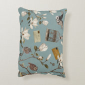 Magnolia Grove with Owls in Duck egg blue アクセントクッション (裏面(縦))