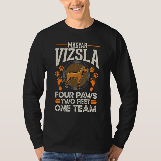 Magyar Vizsla four paws two feet one team Magyar V Tシャツ (正面)