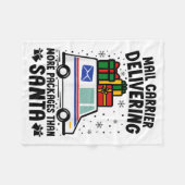 Mail Carrier Delivering More Packages Than Santa C フリースブランケット (正面(横))