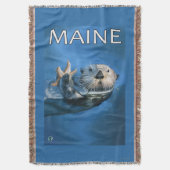 MaineSeaのカワウソ場面 スローブランケット (正面縦)