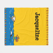 Maisyはビーチで泳ぐことを行きます フリースブランケット (正面(横))