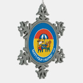 Maisyは青い傘の下で郵便はがきを書きます スノーフレークピューターオーナメント (左)