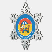 Maisyは青い傘の下で郵便はがきを書きます スノーフレークピューターオーナメント (右)