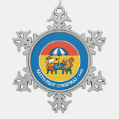 Maisyは青い傘の下で郵便はがきを書きます スノーフレークピューターオーナメント (正面)