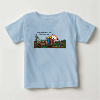 Maisy Explores Outside with Bugs ベビーTシャツ