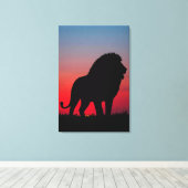 Majestätische Löwen Silhouette bei Sonnenaufgang キャンバスプリント (インサイチュ (ウッドフロア))