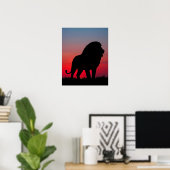 Majestätische Löwen Silhouette bei Sonnenaufgang ポスター (ホームオフィス)