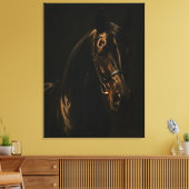 Majestätischer Fuchsbrauner Hengst im Dunkeln キャンバスプリント (インサイチュ (リビング))