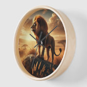 majestätischer Löwe steht stolz auf einem Felsen 壁時計 (傾斜)