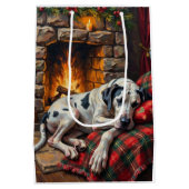 Majestic Great Dane Asleep by Fireplace Cozy ミディアムペーパーバッグ (裏面)