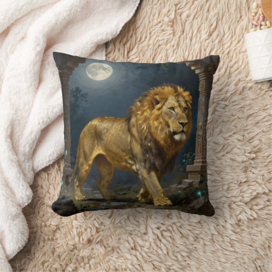 Majestic Lion Strolling under the Moonlight  クッション (ブランケット)