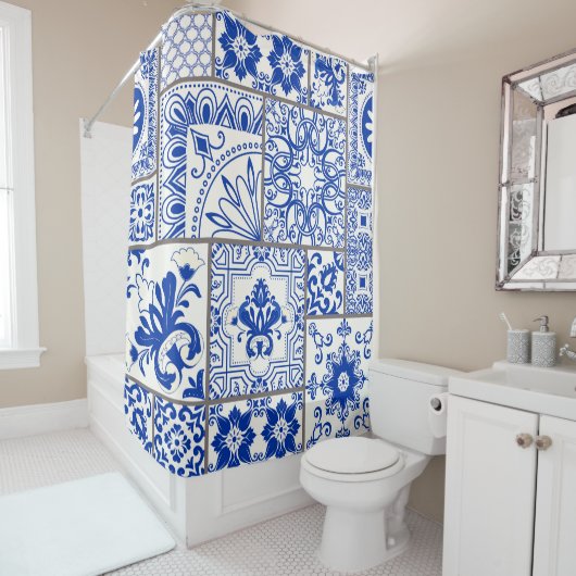 Majolica:ビクトリアンパッチワークのタイル模様。 シャワーカーテン (インサイチュ)