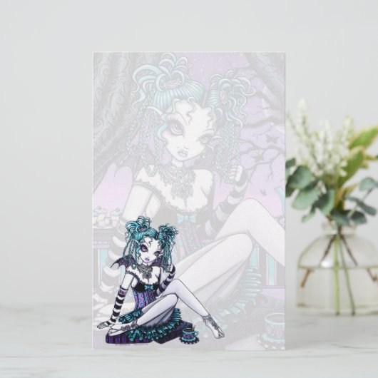 "Makayla"のゴシックのオートクチュールのお茶会の妖精の文房具 便箋 (スタンド正面)