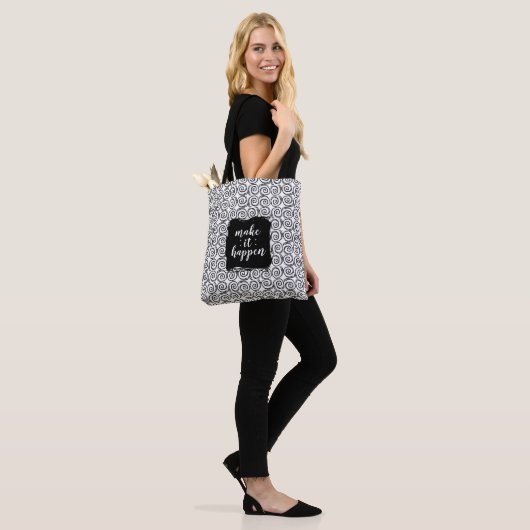 Make It Happen Black and White Swirl Tote トートバッグ (モデル)