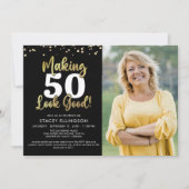 Making AGE Look Goodフォトブラック金ゴールド誕生日 招待状 (正面)