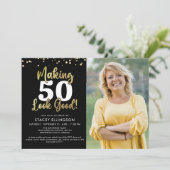 Making AGE Look Goodフォトブラック金ゴールド誕生日 招待状 (スタンド正面)