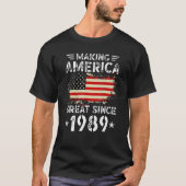 Making America Great Since 1989 USA Flag Retro Bir Tシャツ (正面)