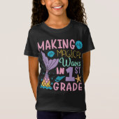 Making Magical Waves In 1st Grade Back To School Tシャツ (正面)