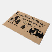 Making Memories One Campsite At A Time ドアマット (アングル)