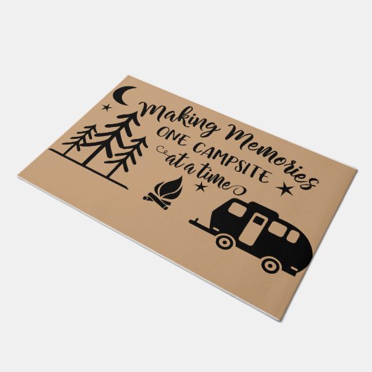 Making Memories One Campsite At A Time ドアマット (アングル)