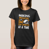 Making Memories One Campsite At Time Camper Camp Tシャツ (正面)