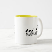 Making Moves Mama Duck and Ducklings Motivational ツートーンマグカップ (正面右)