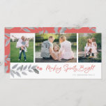 Making Spirits Bright Berryフローラ3 Photo Collage シーズンカード<br><div class="desc">3枚のフォトコラージュとエレガント冬の花模様を使ったデザインで応援を広げ、ブラシスクリプトに「Peace Love Joy & Family」とモダン書き込む。</div>