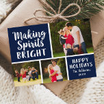 Making Spirits Bright Navy Script Photo Collage シーズンカード<br><div class="desc">水平の休日の写真カードデザインは、ネイビーの青い背景を備えカスタマイズている（可能な）と「スピリッツを明るくするスタイリッシュ」ブラシ付きスクリプトレタリング。家族のカスタム名前と年で文字をカスタマイズし、3枚の写真をフォトコラージュお気に入りのテンプレートに追加する。カードの背面に白い雪の点のパターンが表示される。写真© Storytree Studios,  Stanford,  CA</div>