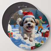 Malti Tzu走 Christmas Hatで雪の中 缶バッジ (正面&裏面)